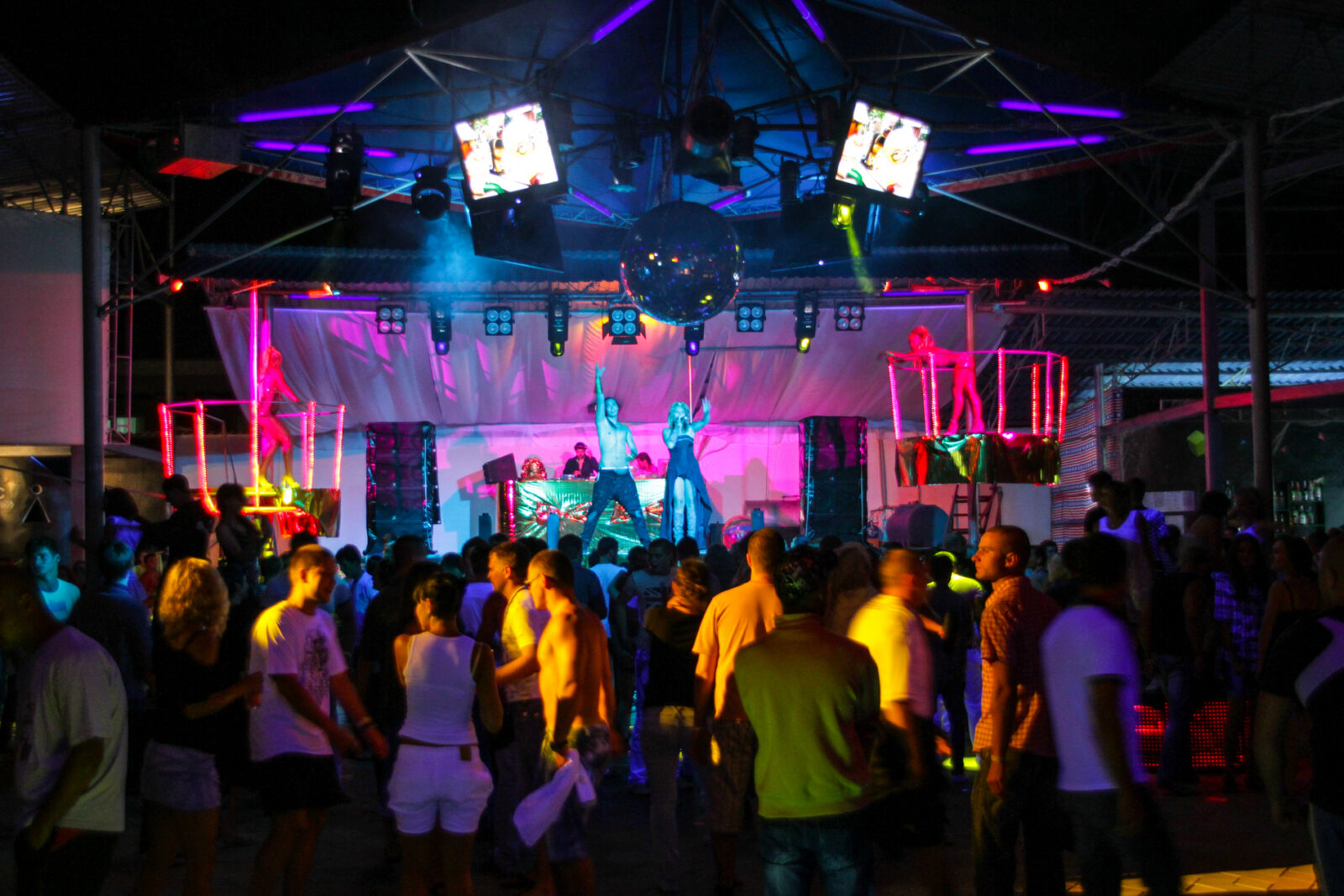 Berlin’s Underground Nightlife: A Guide to the World’s Most Iconic Club Culture